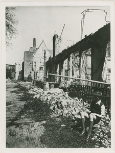 A-1372 XIII Het door oorlogsgeweld verwoeste Hotel Schlüter aan het Abdijplein te Middelburg